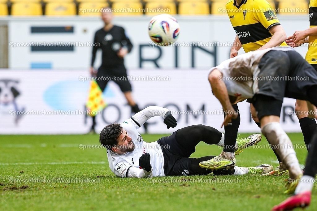 xKWIx21022601098 | 21.02.2026, xKWIx, Fußball, 3. Liga, Alemannia Aachen - SC Verl, Tivoli: Berkan Taz (SC Verl #10) am Boden im Strafraum Photo: xKamilxWilkowskixPressefotoKochx
