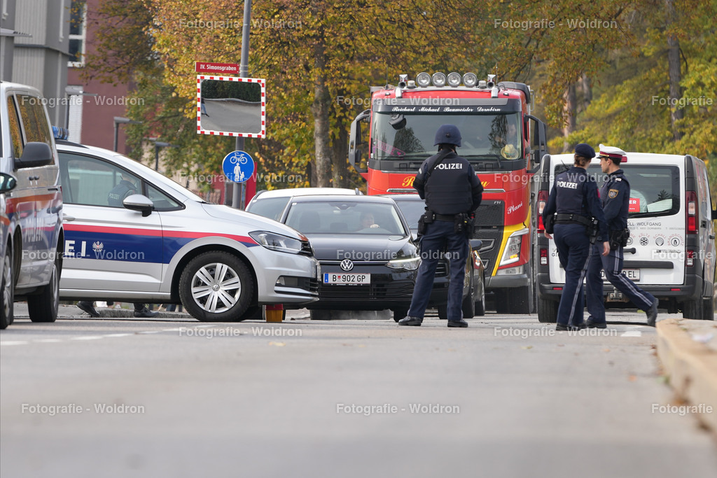 20221111 Amoklauf in Mittelschule Haselstauden | DORNBIRN, OESTERREICH - 11. NOVEMBER: Polizeieinsatz waehrend des Amoklaufs in der Mittelschule Haselstauden in Mittelschule Haselstauden on November 11, 2022 in Dornbirn, Austria.