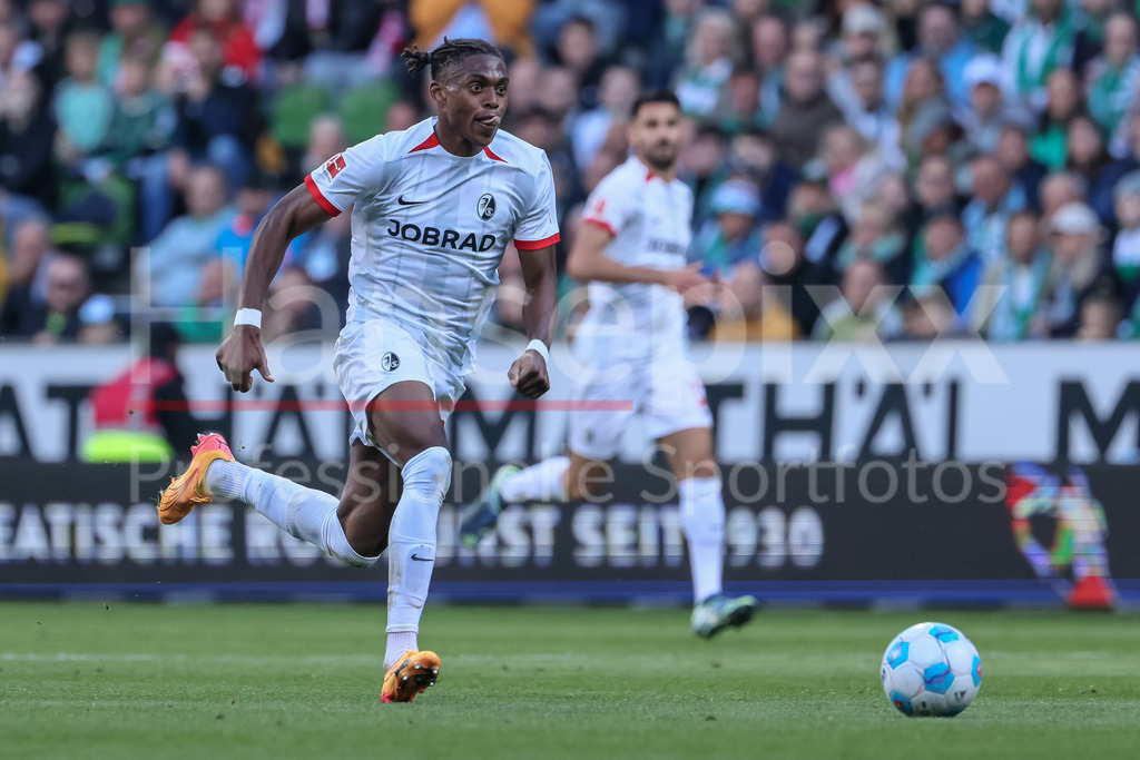 Fussball, Bundesliga, SV Werder Bremen - SC Freiburg | v.li.: Junior Adamu (SC Freiburg, 20) am Ball, Einzelbild, Ganzkörper, Aktion, Action, Spielszene, DIE DFL-RICHTLINIEN UNTERSAGEN JEGLICHE NUTZUNG VON FOTOS ALS SEQUENZBILDER UND/ODER VIDEOÄHNLICHE FOTOSTRECKEN. DFL REGULATIONS PROHIBIT ANY USE OF PHOTOGRAPHS AS IMAGE SEQUENCES AND/OR QUASI-VIDEO.