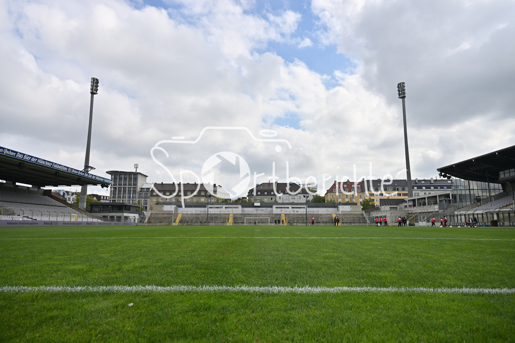 FC Bayern Amateure - FC Würzburger Kickers | Das Stadion an der Grünwalder Strasse ist bereit für die REgionalliga Partie zwischen den kleinen Bayern und den Kickers aus Würzburg / Grünwalder Stadion / Symbolbild / Regionalliga Bayern: FC Bayern Amateure - FC Würzburger Kickers; Grünwalder Stadion am 27.09.2025