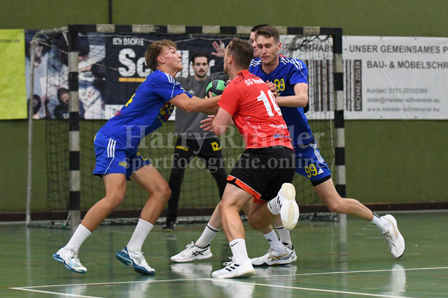 SSG Metten :  SG Moosburg   | Leonard Reiszky (SSG Metten #24) und Patrick Sigl (SSG Metten #99) gegen Stuckenberger, Daniel (SG Moosburg #10) - Realisiert mit Pictrs.com