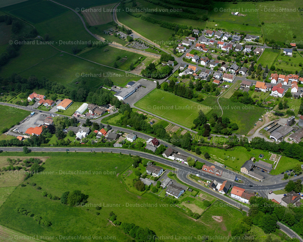 2614229 | RUPPERTENROD 09.06.2006 Landwirtschaftliche Nutzflächen und Feldgrenzen  umsäumen das Siedlungsgebiet des Dorfes in Ruppertenrod im Bundesland Hessen, Deutschland // Agricultural land and field boundaries surround the settlement area of the village  in Ruppertenrod in the state Hesse, Germany Foto: Gerhard Launer