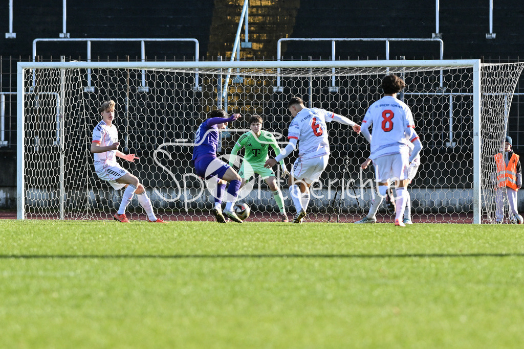 TSV Schwaben Augsburg - FC Bayern Amateure | AUGSBURG, GERMANY - 29. NOVEMBER: Torchance Achitpol KEEREEROM (TSV Schwaben Augsburg 29) beim Ligaspiel zwischen dem TSV Schwaben Augsburg und den Amateuren des FC Bayern am 20. Spieltag der Regionalliga Bayern im Rosenaustadion