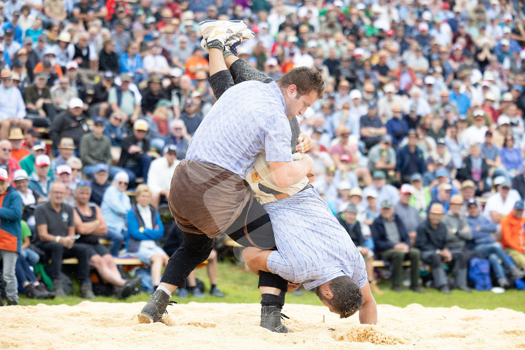 Rigi2025_1799 | Die Schwinger des Schwyzer Kantonalen Schwingerverbandes: Fotos, die Dynamik und Leidenschaft festhalten, sowie emotionale Momente aus dem traditionellen Schwingsport zeigen. - Realisiert mit Pictrs.com