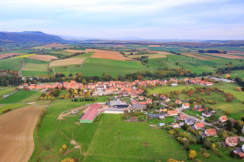 Vue aérienne: Vue de la ville depuis le sud à Bischholtz dans le département Bas Rhin, France – .Photo: IMG_084821.jpg prise le 24/10/2015 par Werner Riehm/FLY-FOTO.eu – Résolution de l'original: 5472 x 3648 px