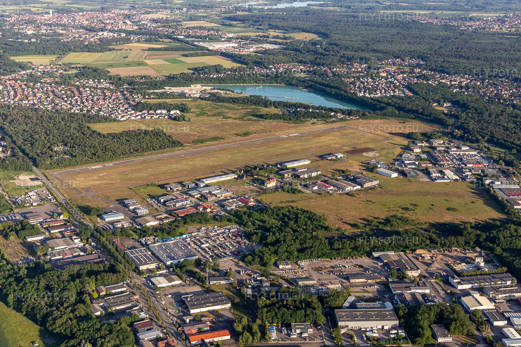 Vue aérienne: Aérodrome à le quartier Zone Activite Aerodrome in Hagenau dans le département Bas Rhin, France. Photo: IMG_115486.jpg prise le 16/06/2019 par Werner Riehm/FLY-FOTO.eu – Résolution de l'original: 5472 x 3648 px