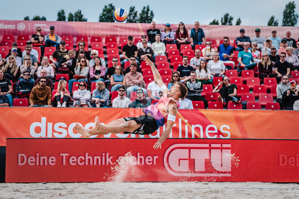 Beachvolleyball | Männer | German Beach Tour 2024 | Tourstop Bremen | 08.06.2024 | Luis Kubo schlägt den Ball aus ungünstiger Position in der Luft