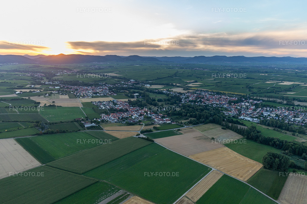 Luftbild: Sonnenuntergang im Ortsteil Billigheim in Billigheim-Ingenheim im Bundesland Rheinland-Pfalz in Deutschland. Foto: IMG_133625.jpg vom 12.07.2022 durch Werner Riehm/FLY-FOTO.deBilligheim-Ingenheim