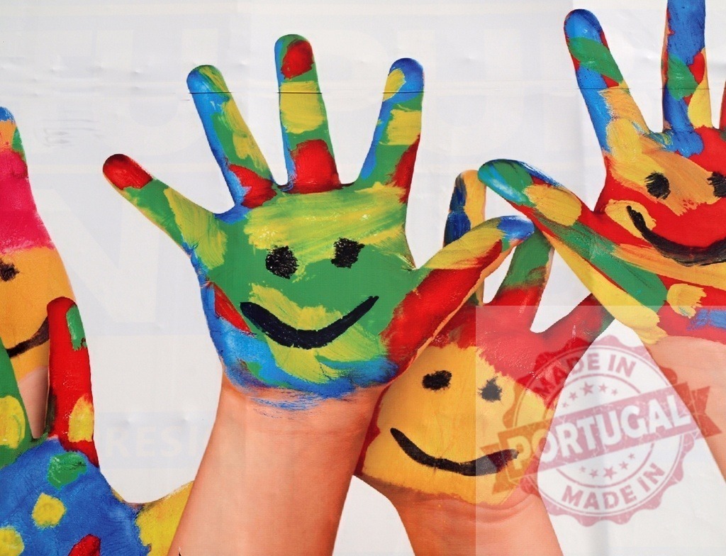 Children's hands painted with colorful smiling faces | Children are showing their colorful paint-covered hands with drawn smiling faces - Realisiert mit Pictrs.com