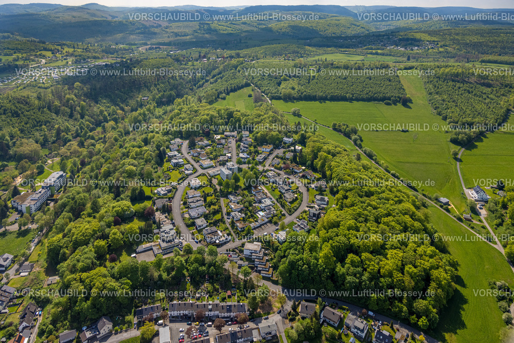 Brilon240503438 | Luftbild, kreisrunde Wohnsiedlung Itzelstein im Waldgebiet, Naturschutzgebiet Derkerstein / Itzelstein, links Hotel am Kurpark Brilon, Brilon, Sauerland, Nordrhein-Westfalen, Deutschland
