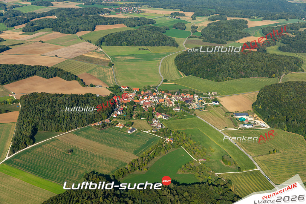 Die Luftbildaufnahme Oberfellendorf -  wurde 2020 mittels Flugzeug (keine Drohne) erstellt. Perfekte Schärfe und Druck- Ergebnisse- Garantiert!