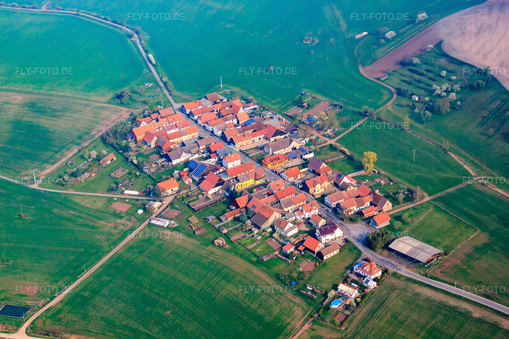Luftbild: Ortsansicht von Südosten im Ortsteil Albingshausen in Heldburg im Bundesland Thüringen in Deutschland. Foto: IMG_64230.jpg vom 06.04.2014 durch Werner Riehm/FLY-FOTO.de – Auflösung des Originals: 4752 x 3168 px