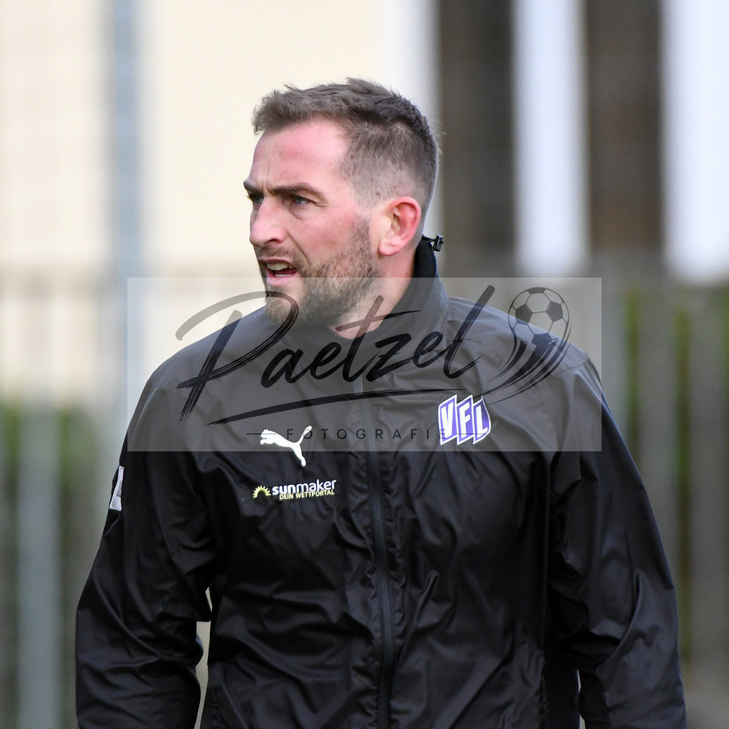 20200225_TRAOSN_0054 | Fussball, Herren: Marc Heider (VfL Osnabrueck) schaut waehrend der Trainingseinheit des VfL Osnabrueck im Sportpark Illoshoehe am 25.02.2020 in Osnabrueck, Deutschland. - Realisiert mit Pictrs.com