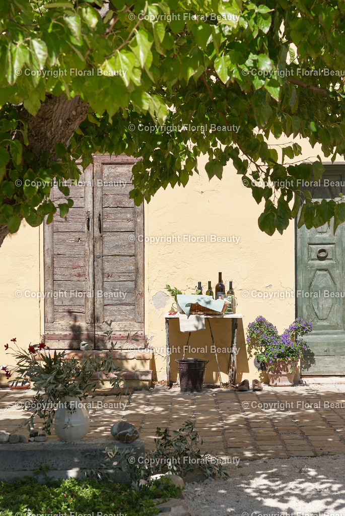 Weingut in Italien | Finka in Italien, rustikale Türen mit Tischchen - Realisiert mit Pictrs.com