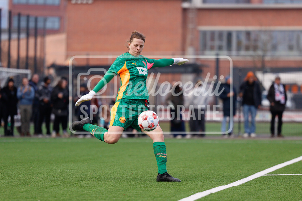 Fußball I Frauen I Saison 2025-2026 I Regionalliga Nord I 15. Spieltag I St. Pauli - SpVg Aurich-44 | Friederike Ihle (32, FC St. Pauli) schießt einen Abstoß - Realisiert mit Pictrs.com