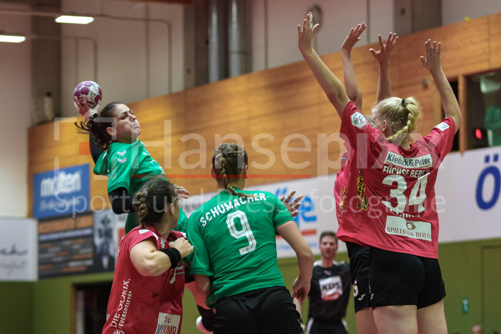 Handball, 2. Bundesliga Frauen, SV Werder Bremen - Füchse Berlin | v.li.: Anna Lena Bergmann (SV Werder Bremen, 25) beim Wurf, am Ball, Spielszene, Aktion, Action