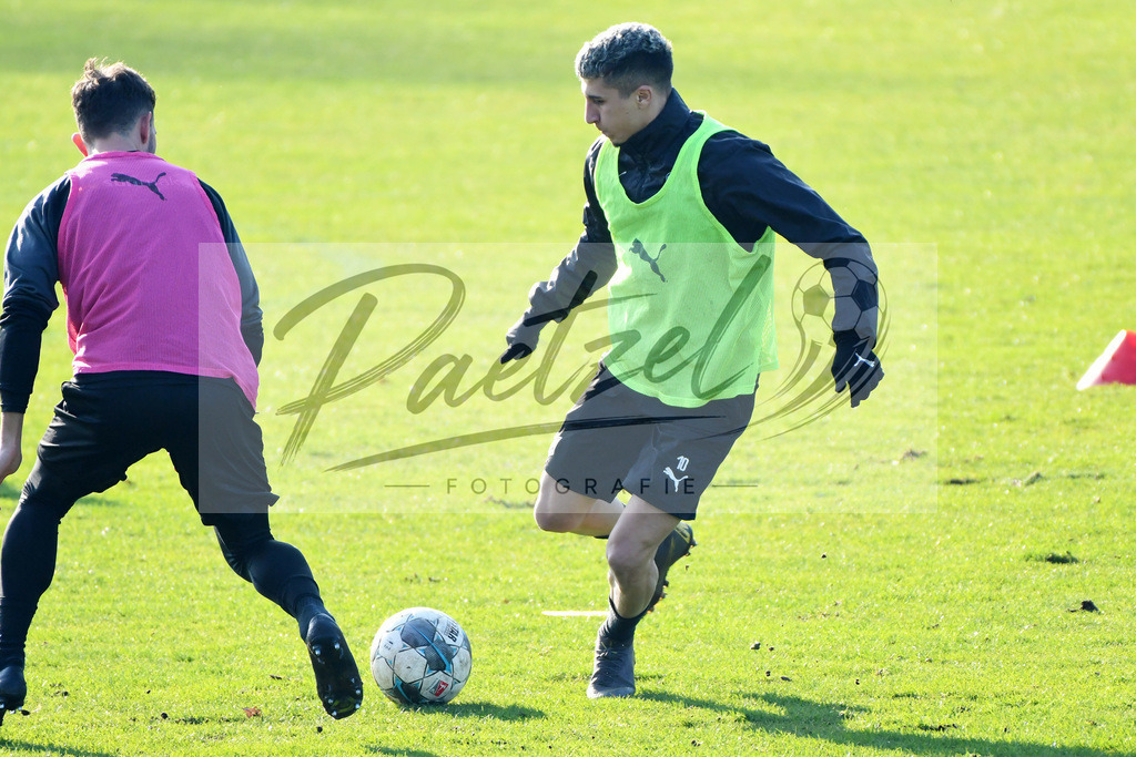 20200207_TRAOSN_0014 | Fußball, Herren: Manuel Farrona Pulido (VfL Osnabrueck) und Anas Ouahim (VfL Osnabrueck) im Zweikampf waehrend der Trainingseinheit des VfL Osnabrueck im Sportpark Illoshoehe am 07.02.2020 in Osnabrueck, Deutschland. - Realisiert mit Pictrs.com