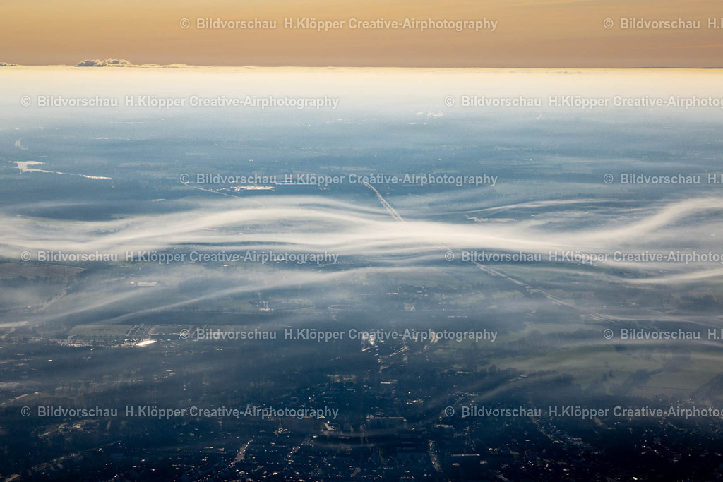 Luftbild Moers-8807 | Luftbild  Wetterbedingt aufliegende Nebelbänke und Wolkenschicht in Moers im Bundesland Nordrhein-Westfalen, Deutschland - Realisiert mit Pictrs.com
