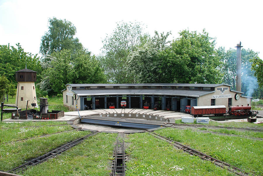 Markkleeberger See - Modellbaupark Lokschuppen mit Drehscheibe und Wasserturm 2010 | Entdecke über 20 Kategorien Leipzig-Motive: Foto-Downloads, hochwertige Poster, Leinwand- & Fine-Art-Prints. Jetzt Lieblingsfoto im Bildlexikon Leipzig Shop bestellen!
