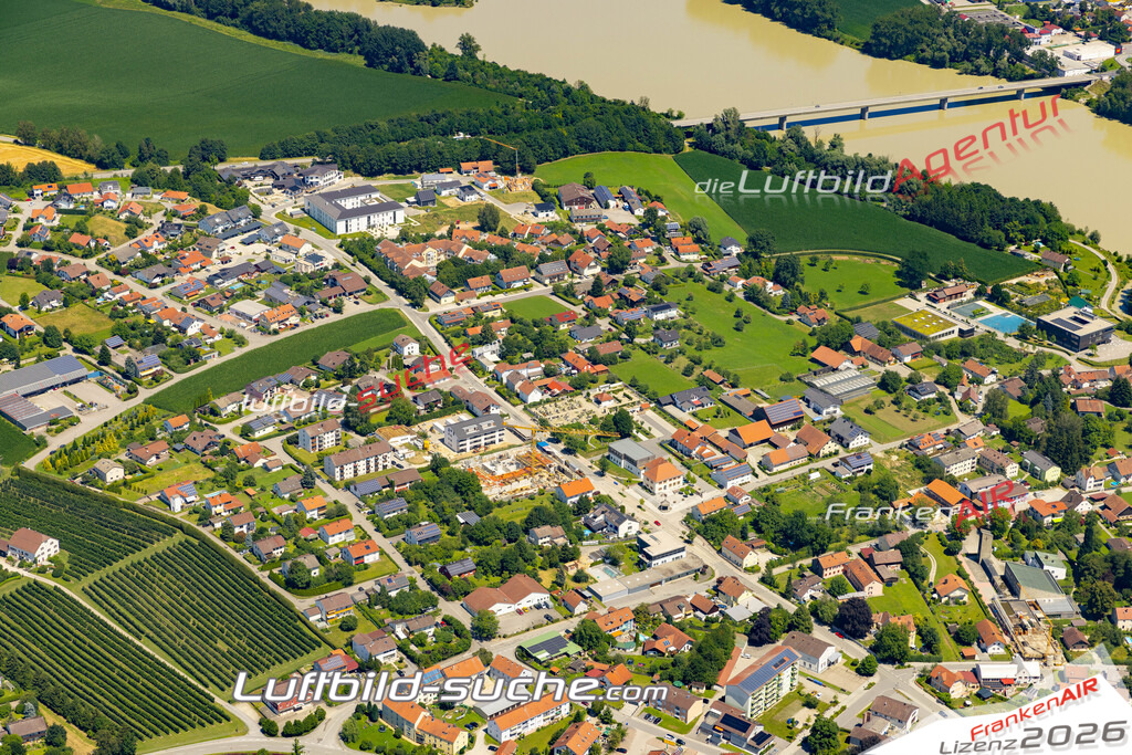 Aktuelles Luftbild von  Neuhaus am Inn - Die Luftaufnahme wurde 2022 mittels UL-Flugzeug erstellt ( keine Drohne ) - hochauflösende Kamera-Systeme von  Canon -Beste Qualität - Für grossformatige Ausdrucke geeignet. Die Geschenkidee !