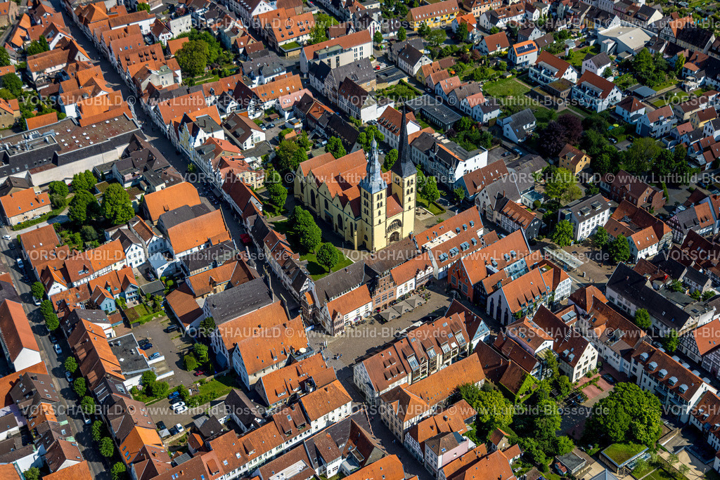 Lemgo240505479 | Luftbild, Altstadt Lemgo, alte Hansestadt mit historischem Stadtkern und der evangelisch-lutherischen Kirche St. Nicolai, Rathaus und Marktplatz, Häuser mit roten Dächern, Lemgo, Lemgo, Ostwestfalen, Nordrhein-Westfalen, Deutschland