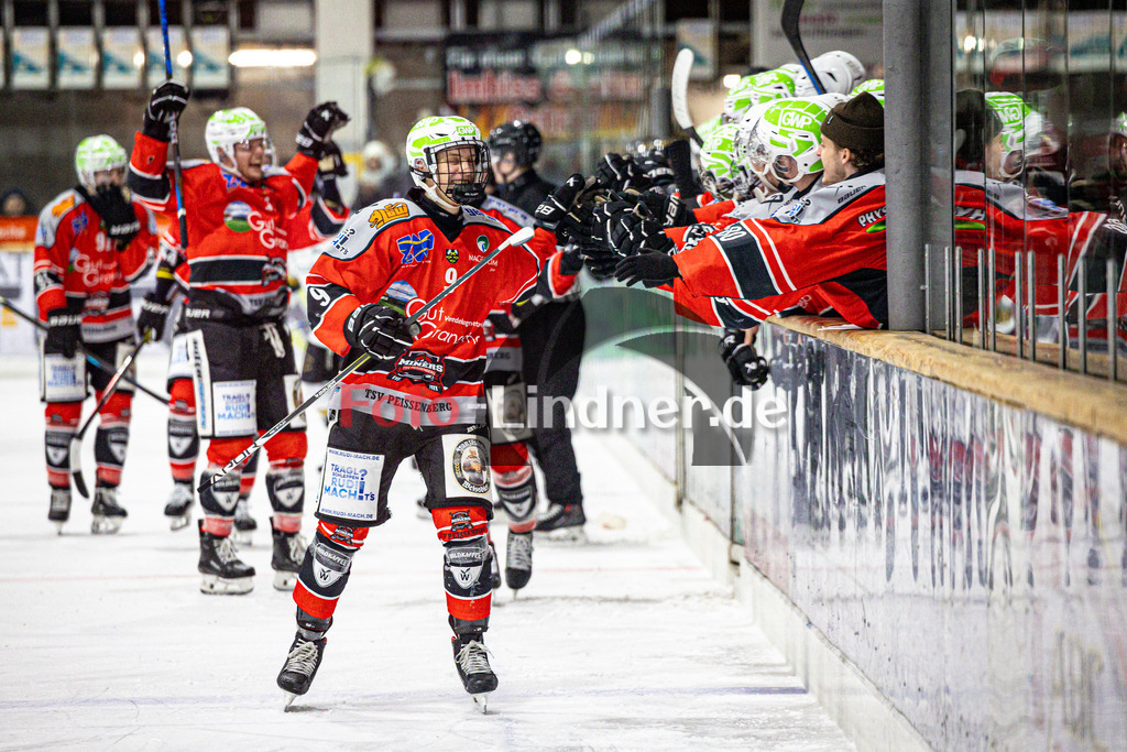 TSV Peißenberg MINERS gegen EHC Königsbrunn PINGUINE | Eishockey Bayernliga Herren Playoffs Viertelfinale 2024/25 - Spiel 4 von 7, TSV Peißenberg MINERS gegen EHC Königsbrunn PINGUINE, 20250216,Torjubel Anton ENGEL (MINERS 9), klatscht ab an der Spielerbank,2025-02-16 in Peißenberg (Eisstadion Peißenberg)Anton ENGEL (MINERS 9)Copyright: WolfgangxLindner foto-lindner.de