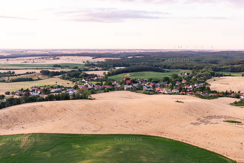 Luftbild: Ortsansicht aus Norden im Ortsteil Melzow in Oberuckersee im Bundesland Brandenburg in Deutschland. Foto: IMG_116351.jpg vom 17.07.2019 durch Werner Riehm/FLY-FOTO.de