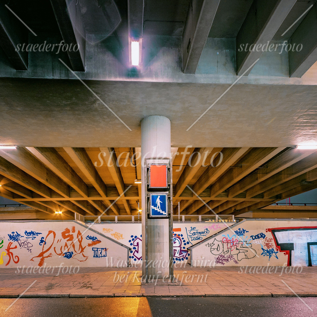 Steglitzdownstairs_du_strahlst_Berlin | Der Fotograf für Portraitfotografie aus Berlin | staederfoto.de - Realisiert mit Pictrs.com