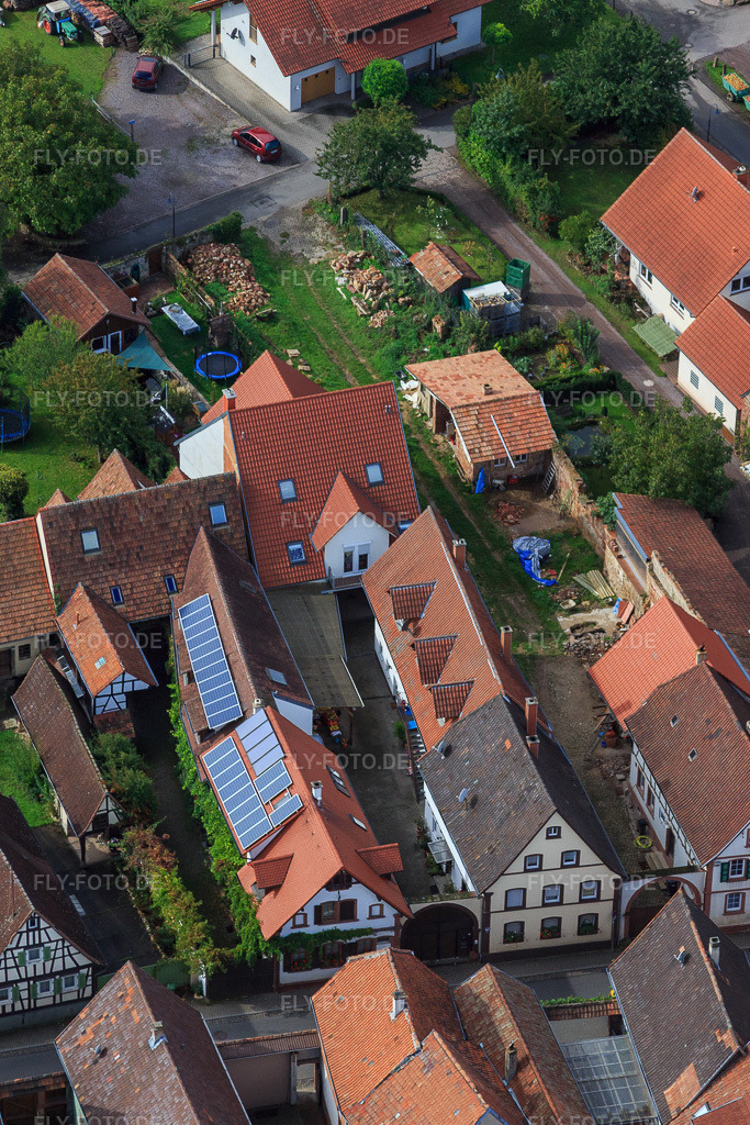 Luftbild: Am Pfarrgarten im Ortsteil Heuchelheim in Heuchelheim-Klingen im Bundesland Rheinland-Pfalz in Deutschland. Foto: IMG_072686.jpg vom 19.09.2014 durch Werner Riehm/FLY-FOTO.deAuflösung des Originals: 2213 x 3320 px