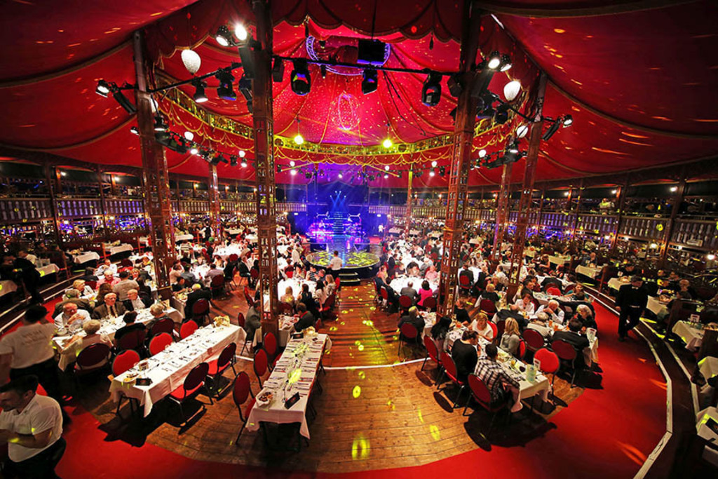 Gans Ganz Anders - Die extravagante Dinnershow - Spiegelzelt | Entdecke über 20 Kategorien Leipzig-Motive: Foto-Downloads, hochwertige Poster, Leinwand- & Fine-Art-Prints. Jetzt Lieblingsfoto im Bildlexikon Leipzig Shop bestellen!