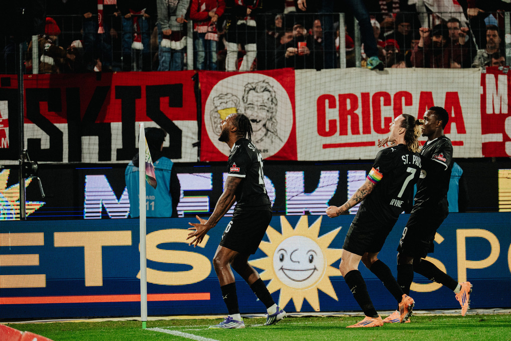 _STP9191 | Der offizielle Shop für FC St. Pauli Fotos. Wähle aus Spielszenen & Fanmomenten dein FCSP Wunschformat. Wir liefern Millerntor-Atmosphäre.