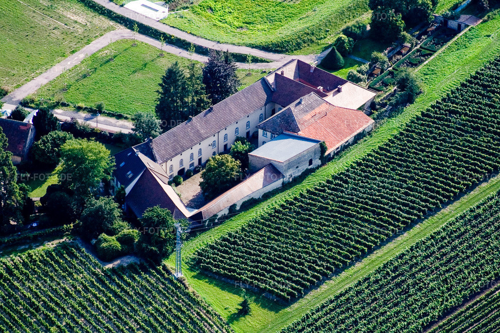 Luftbild: Gehöft einer ehemalige Mühle am Rand von bestellten Feldern in Großkarlbach im Bundesland Rheinland-Pfalz in Deutschland. Foto: IMG_12710.jpg vom 17.08.2008 durch Werner Riehm/FLY-FOTO.de