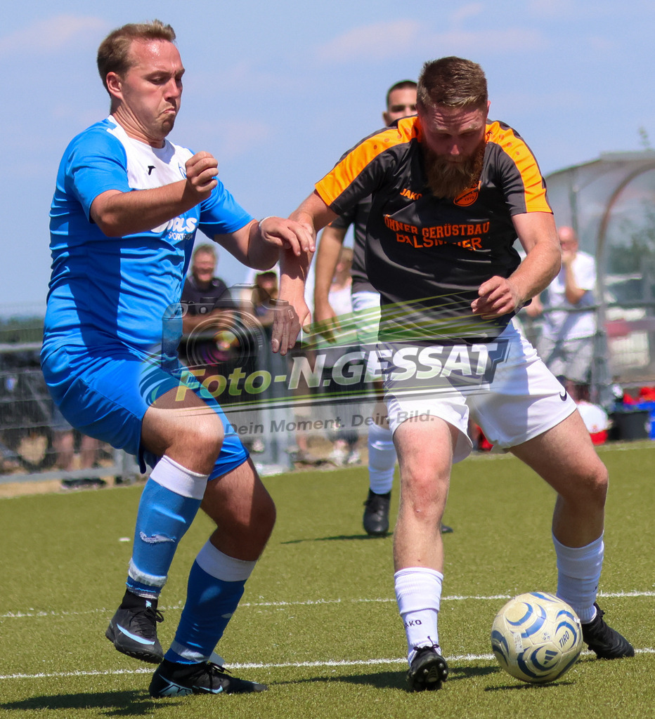 TuS Bardüttingdorf - TuRa Löhne | Auf dem Bild zu sehen: blau TuS Bardüttingdorf: Lasse Wallbrink ; grau TuRa Löhne: Lucas Kölling TuS Bardüttingdorf, TuRa Löhne, Saison 26/27, Kreispokal - Realisiert mit Pictrs.com