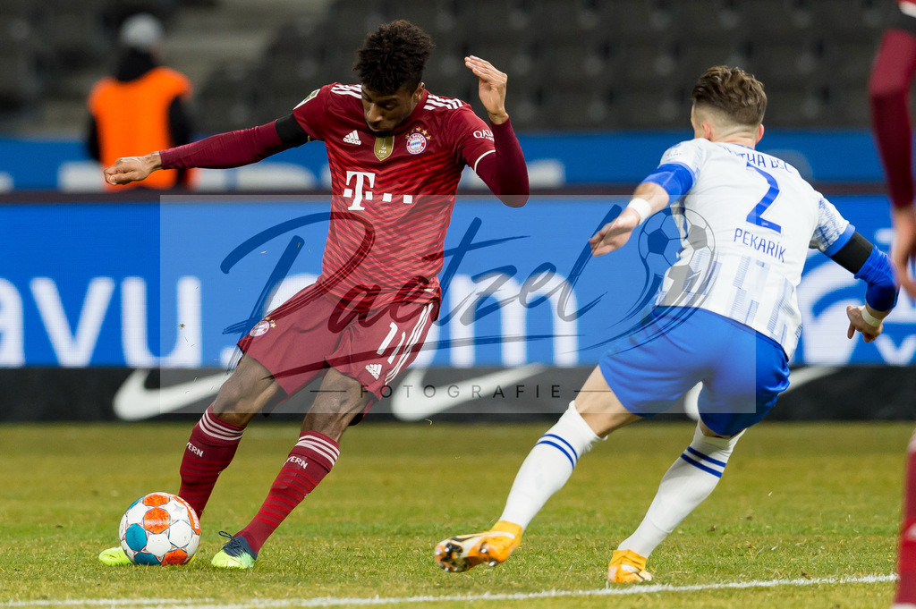 BSCFCB20220123_054 | Fussball, Herren: Kingsley Coman (FC Bayern Muenchen) in Aktion, am Ball, Einzelaktion bei dem Spiel der 1. Bundesliga zwischen Hertha BSC und FC Bayern Muenchen im Olypiastadion am 23.01.2022 in Berlin, Deutschland.DFB / DFL REGULATIONS PROHIBIT ANY USE OF PHOTOGRAPHS AS IMAGE SEQUENCES AND/OR QUASI-VIDEO. - Realisiert mit Pictrs.com