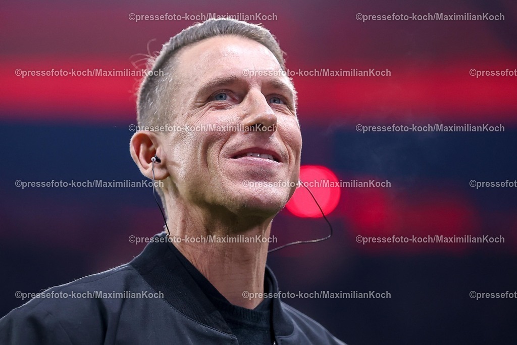 SGE30112501011 | 30.11.2025, Fußball, Eintracht Frankfurt - VfL Wolfsburg, 1. Fußball Bundesliga, 12. Spieltag, Deutsche-Bank-Park (Frankfurt am Main), Saison 2025 2026: Interimstrainer Daniel Bauer (VfL Wolfsburg #hc) vor dem Spiel  DFB Regulations prohibit any use of photographs as image sequences and or quasi-video.