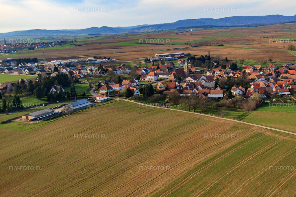 Vue aérienne: Vue de la ville depuis le sud-est à Bitschhoffen dans le département Bas Rhin, France – .Photo: IMG_38660.jpg prise le 20/03/2011 par Werner Riehm/FLY-FOTO.eu – Résolution de l'original: 4752 x 3168 px
