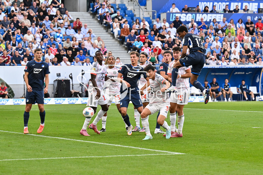 TSG 1899 Hoffenheim - FC Bayern München | Der Kopfball von BERNARDO (TSG Hoffenheim 13) geht über das Tor / Torchance / Bundesliga: TSG 1899 Hoffenheim - FC Bayern München; PreZero-Arena am 20.09.2025 / DFL REGULATIONS PROHIBIT ANY USE OF PHOTOGRAPHS AS IMAGE SEQUENCES AND/OR QUASI-VIDEO