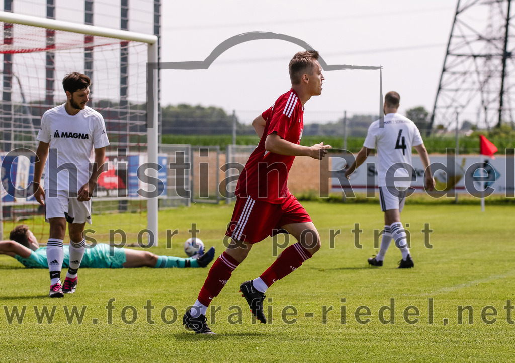 2023-07-08_019_FC_Finsing_gegen_SG_Markt_Schwaben | Finsing, Deutschland, 08.07.2023:
Fußball, Kreisliga 2023 / 2024, Testspiel, FC Finsing gegen SG Markt Schwaben, Endergebnis: 7:0

Torwart Alexander Wasser (SG Markt Schwaben, #1), Nicolai Wagner-Liebetrau (SG Markt Schwaben, #3), Marco Simml (FC Finsing, #19)

Foto: Christian Riedel / fotografie-riedel.net