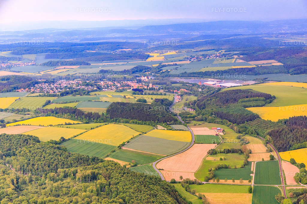 Luftbild: Ortsansicht an der Schwülme aus Westen in Adelebsen im Bundesland Niedersachsen in Deutschland. Foto: IMG_079525.jpg vom 24.05.2015 durch Werner Riehm/FLY-FOTO.de