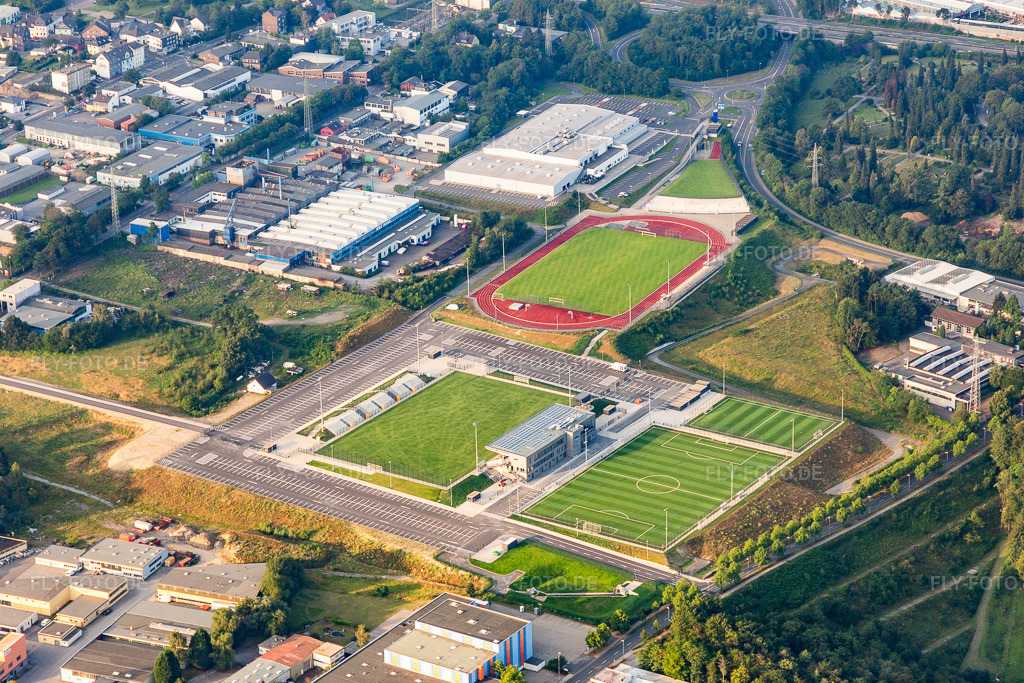 Luftbild: IMS Arena in Velbert im Bundesland Nordrhein-Westfalen in Deutschland. – Foto: IMG_008382.jpg vom 19.07.2020 durch Werner Riehm/FLY-FOTO.de – Auflösung des Originals: 5370 x 3580 px – IMS Arena - Vermietung - Velberter Kulturloewen