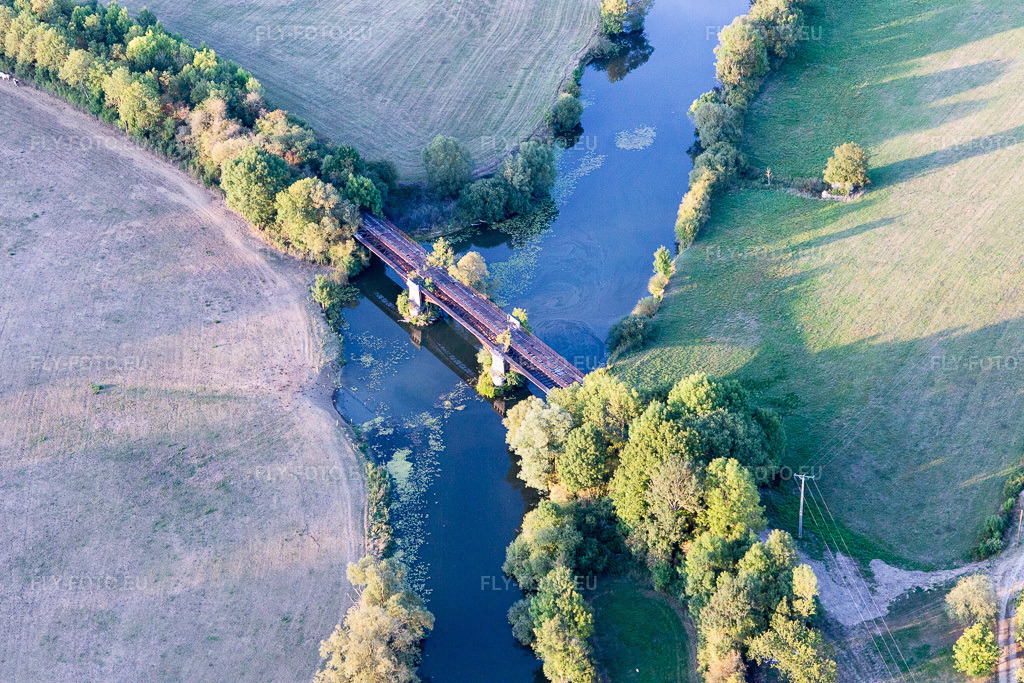 Vue aérienne: Pont sur la Meuse à Sauvigny dans le département Meuse, France. Photo: IMG_118352.jpg prise le 15/09/2019 par Werner Riehm/FLY-FOTO.eu – Résolution de l'original: 5324 x 3549 px