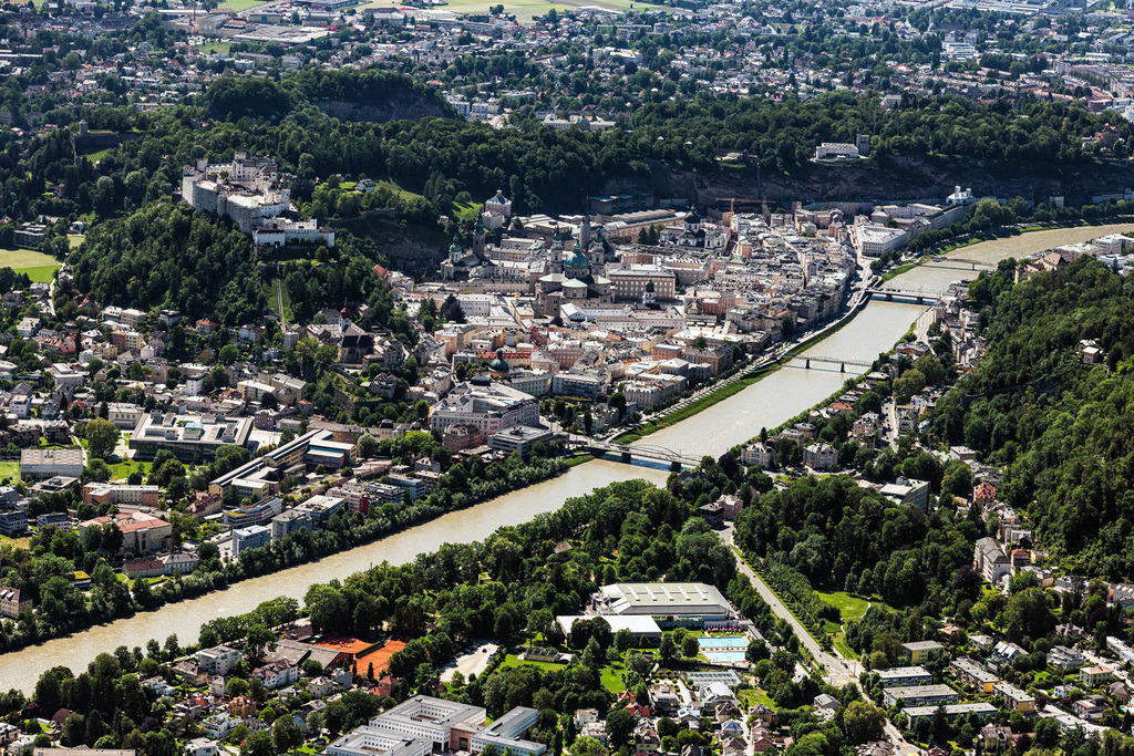 dr__0021719.jpg | SALZBURG 03.06.2019 Stadtansicht am Ufer des Flußverlaufes der Salzach in Salzburg in Österreich. // City view on the river bank of Salzach in Salzburg in Austria. Foto: Daniel Reiter