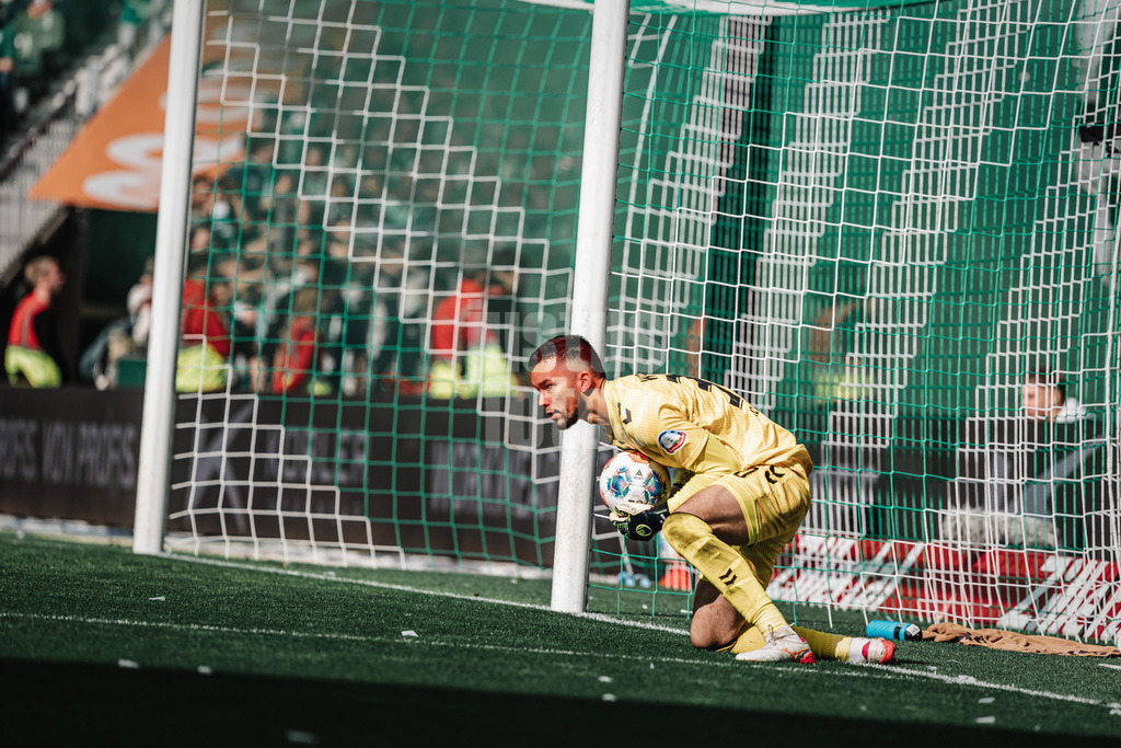 Fußball | Männer | Saison 2025/2026 | 1. Fußball-Bundesliga | 30. Spieltag | SV Werder Bremen vs. Hamburger SV | 18.04.2026 | Mio Backhaus (#30, SV Werder Bremen) hält einen Ball