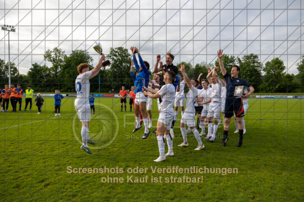 20250529_183756_0289 | #,  VfL Kirchheim (blau) vs. 1.FC Eislingen (weiß), Fußball, Bezirkspokal Finale - Bezirk Neckar/Fils, 2024/2025, Rasenplatz VfL Stadion Kirchheim, Jesinger Straße 105, 73230 Kirchheim, 29.05.2025 - 16:30 Uhr,Foto: PhotoPeet-Sportfotografie/Peter Harich