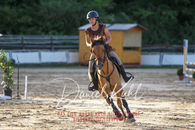 DKP45230 | Turnierfotos kaufen im Webshop von Daniel Kuhl Photography – entdecke professionelle Reitsportfotos aus Turnieren & Events. Hochwertige Turnierbilder online bestellen & sichern. Jetzt Fotos von Reitsportturnieren kaufen!