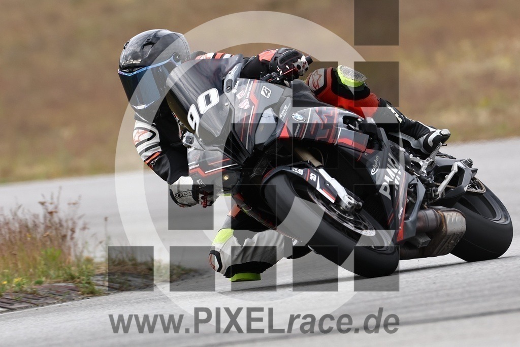 0090-20240511_00158 | Schöne Erinnerungen an spannende Momente - das festzuhalten ist unser Job. PIXELrace.de ist seit 2003 auf den Rennstrecken Europas unterwegs um die Action draußen beim Fahren und die wunderbare Stimmung imm Fahrerlager für euch einzufangen.