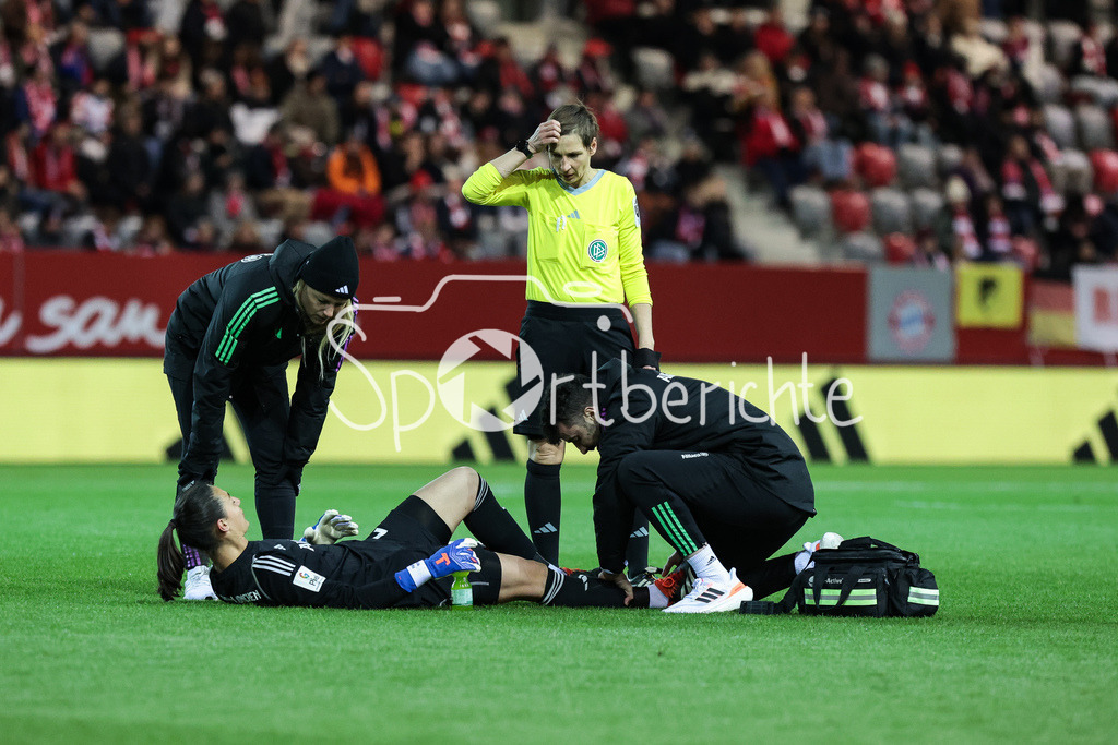 FC Bayern München Frauen - SV Werder Bremen Frauen | Die verletzte Torfrau des FC Bayern Maria-Luisa GROHS (FCB #22) wird auf dem Feld behandelt / Schiedsrichterin Christine WEIGELT
