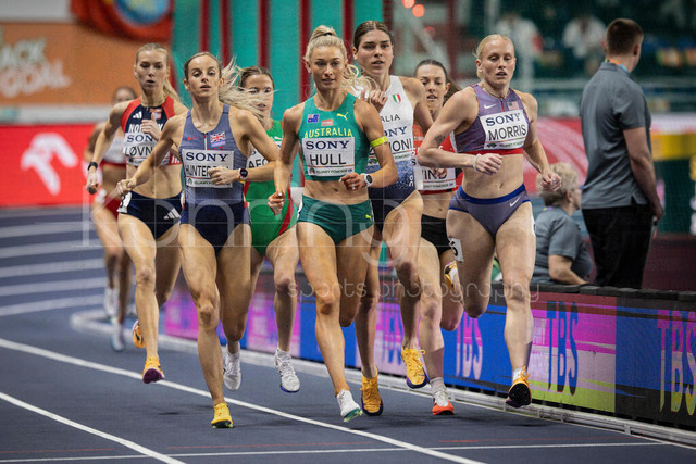 World Athletics Indoor Championships Kujawy Pomorze 26, 20.03.2026 | TORUN, POLAND - MARCH 20:  Georgia HUNTER BELL (GBR), Jessica HULL (AUS), Gracie MORRIS (USA) competes in the women's 1500m during the World Athletics Indoor Championships Kujawy Pomorze 26 on day 1 / session 2 at Kujawsko-Pomorska Arena Torun on March 20, 2026 in Torun, Poland. 