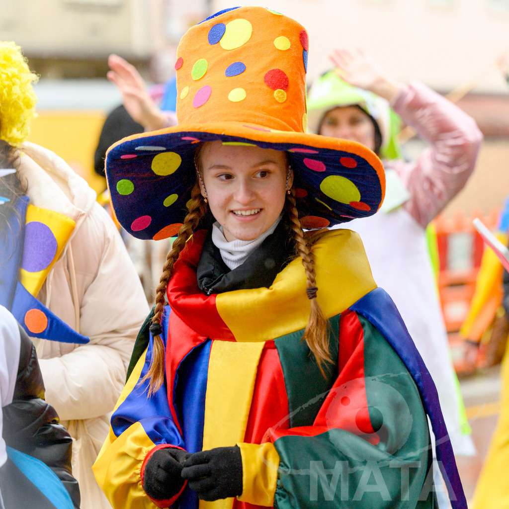 _DWA2364-2 | Trotz Nieselregen schlängelte sich der „Gaudiwurm“ am Sonntag durch die Nürnberger Innenstadt an tausenden Faschingsfans vorbei.  Nürnberg, 11.02.2024 - Realisiert mit Pictrs.com