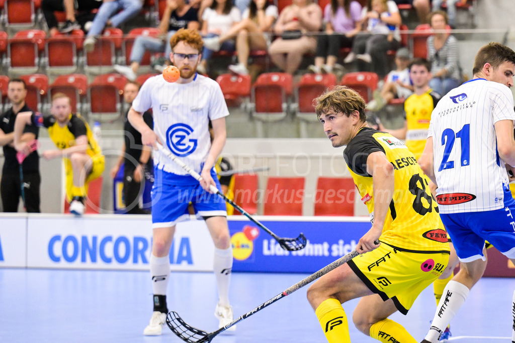 GC Unihockey vs HC Rychenberg - 27. August 2022 | GC Unihockey vs HC Rychenberg
AXA Arena, Winterthur
Tim Aeschimann (#81 HC Rychenberg) fixiert den Ball mit den Augen.
Bild: Sportfotografie Markus Aeschimann | www.markus-aeschimann.ch - Realisiert mit Pictrs.com